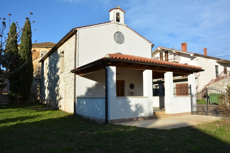 Na slici je crkva Svetog Josipa u naselju Fiorini. Ispred i sa strane uočljiv je lijepo održani travnjak, a na samim rubovima zemljišta iza crkvice vide se čempresi. Crkvica je renovirana.