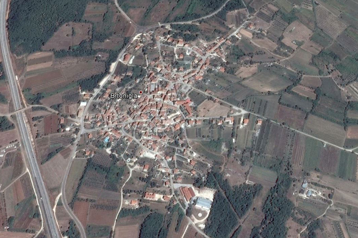 L'immagine mostra l'intero abitato di Verteneglio, con i campi e i boschi che lo circondano. L'immagine mostra l'insediamento da una grande altezza ed è stato creato utilizzando i satelliti di Google Maps.