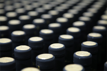 L'immagine mostra una moltitudine di tappi di bottiglie di vino, che occupano l'intera immagine.